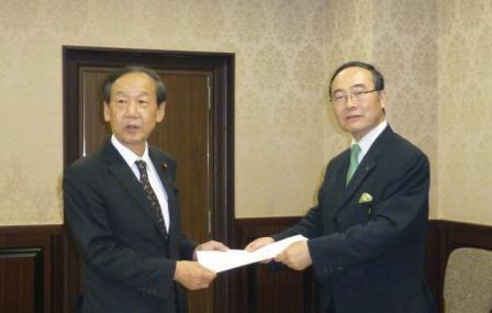 画像：山口財務副大臣へ緊急提言を手交する飯泉全国知事会副会長（徳島県知事）