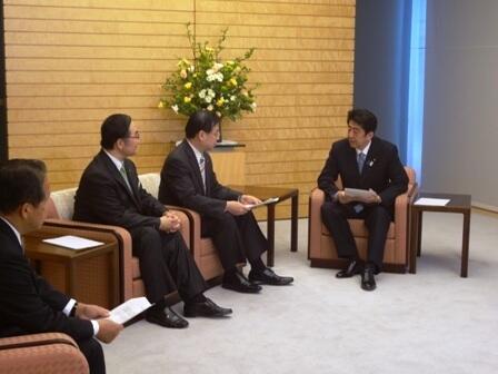 画像2：安倍内閣総理大臣への要請活動の様子