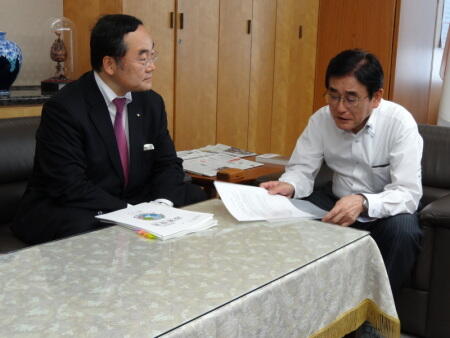画像：岡崎総務事務次官に要請を行う飯泉情報化推進プロジェクトチームリーダー（徳島県知事）