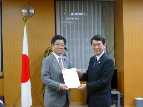 画像：加藤大臣に要請活動を行う泉田委員長（新潟県知事）