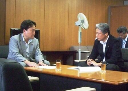 画像：岡本厚生労働大臣政務官に要請活動を行う福田社会文教常任委員会委員長（栃木県知事）
