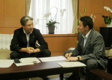 画像：笠文部科学大臣政務官に要請活動を行う福田社会文教常任委員会委員長（栃木県知事）