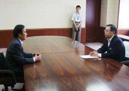 画像：意見交換の様子（左：上田東日本大震災復興協力本部長（埼玉県知事）、右：佐藤福島県知事）