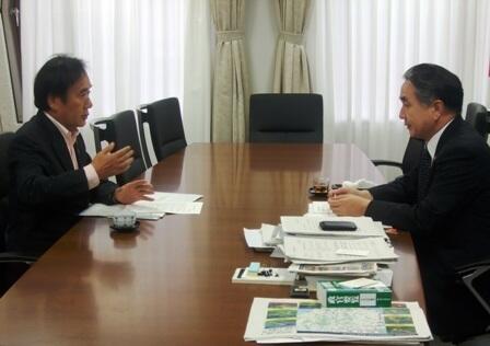 画像：平野東日本大震災復興担当大臣に要請活動を行う上田東日本大震災復興協力本部長（埼玉県知事）