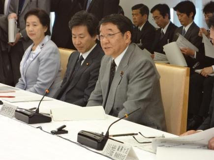 画像:国と地方の協議の場で挨拶する藤村内閣官房長官