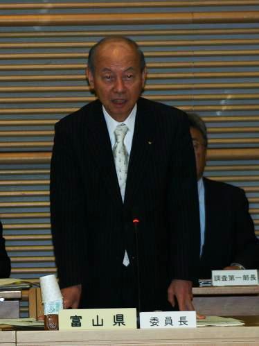 画像：冒頭挨拶を述べる石井委員長（富山県知事）