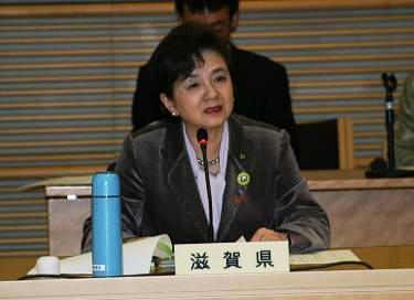 画像：冒頭挨拶を述べる、嘉田委員長（滋賀県知事）