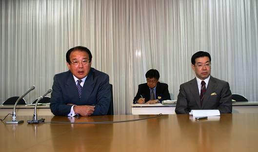 画像:記者会見を行う麻生会長（写真左）と山田地方分権推進特別委員会委員長（写真右）