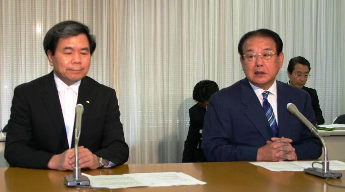 画像：記者会見の様子（写真右：麻生本会会長、写真左：蒲島熊本県知事）