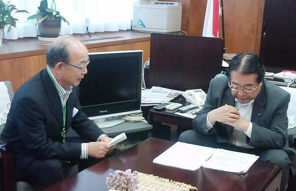 画像：石田農林水産副大臣（写真右）に対して要請を行う二井直轄事業負担金問題プロジェクトチーム座長（写真左）