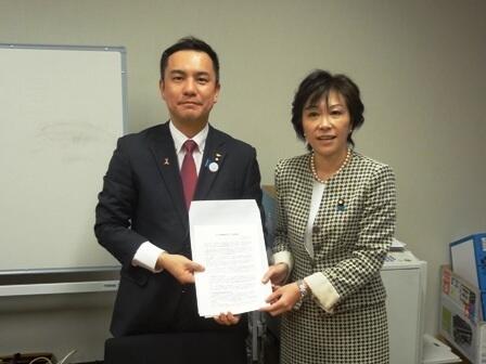 画像：佐藤自由民主党内閣部会長に要請を行う鈴木三重県知事
