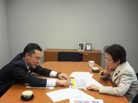 画像：緊急提言について山谷自由民主党政務調査会長代理に説明する鈴木三重県知事