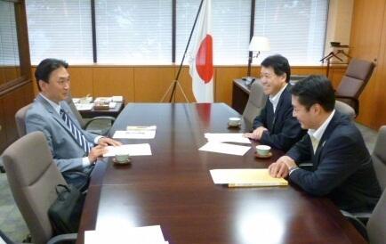 画像：災害対策について意見交換する古屋大臣と泉田委員長、尾﨑委員