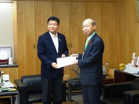 画像：新藤総務大臣へ要請を行う石井地方税財政常任委員長（富山県知事）