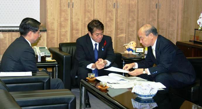 画像：原口総務大臣に対して提案行動を行う石井委員長（富山県知事）と平井副委員長（鳥取県知事）
