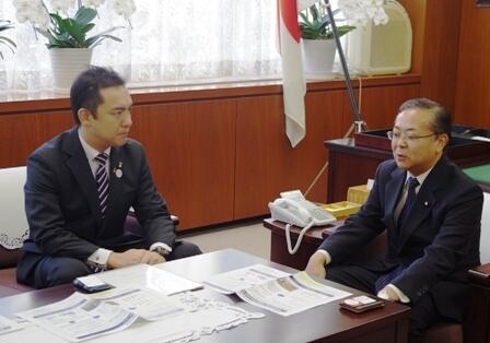 画像：横山農林水産大臣政務官に要請活動を行う鈴木三重県知事