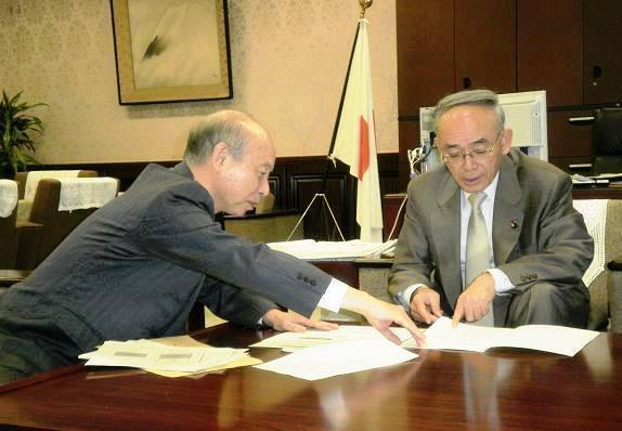 画像：峰崎財務副大臣に提案行動を行う石井委員長（富山県知事）